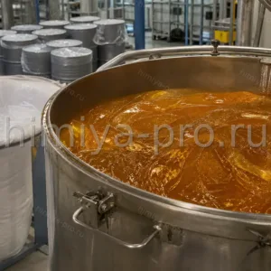 Янтарный вязкий расплав ПЭТФ сорта 2 в технологическом котле цеха переработки полимерных отходов