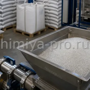 Прозрачные гранулы ПЭТФ марки T у бункера экструзионной линии и мешков на складе технических изделий