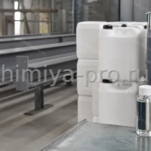 Канистры растворителя Р-4А в цехе антикоррозионной защиты, прозрачная жидкость для эмалей ХВ-121 на стали