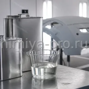 Канистры растворителя Р-647 в покрасочной камере автосервиса, прозрачный разбавитель нитроцеллюлозных эмалей