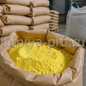Жёлтый порошок молотой серы в промышленных мешках на складе резинотехнического производства