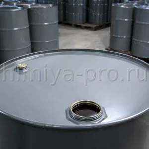 Тёмная изоцианатная жидкость Сибуфом K/50 в промышленных бочках для производства резиновых покрытий