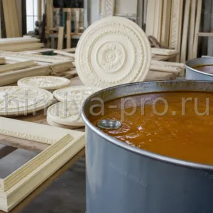 Потолочные розетки и багеты из ППУ рядом с бочками полиола Сибуфом D/145 средней плотности