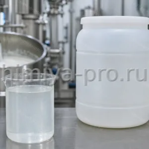 Водный раствор катионного ПАВ Твалам STS30 в бочке на косметическом производстве ухода за волосами