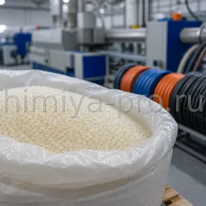 Натуральные гранулы ТПУ 1055AP-2 в мешке 25 кг на фоне кабельной экструзии гибкой полиуретановой оболочки