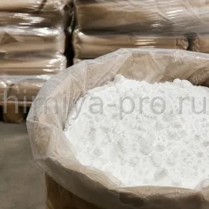 Белый слеживающийся кристаллический порошок уротропина марки С в крафт-мешке на складе реактивов