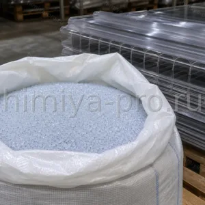 Бесцветные голубоватые гранулы УФ-концентрата PC UV2 5% в мешке у поликарбонатных кровельных листов