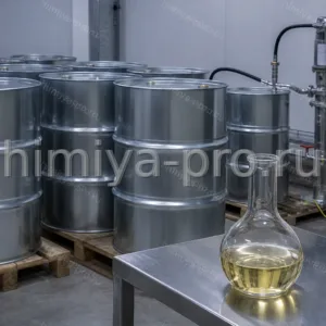 Стальные бочки с бледно-жёлтой альфаметилстирольной фракцией высшего сорта на складе, сырьё для полимеров