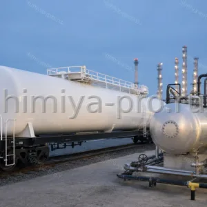 Пропиленовая фракция марки Б: бесцветный сжиженный газ в стальной цистерне на нефтехимическом складе для полипропилена.