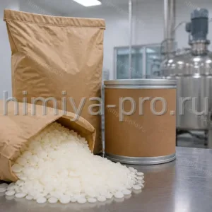 БТМС-50: белые пастиллы катионного эмульгатора из промышленного мешка на столе косметического производства кремов и бальзамов