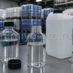 Бесцветный водный раствор перекиси водорода H2O2 в лабораторных бутылях и полиэтиленовой канистре на складе реактивов