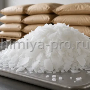 Белые воскообразные гранулы цетилстеарилового спирта C16-18 на лотке, мешки сырья на поддоне для косметических эмульсий.