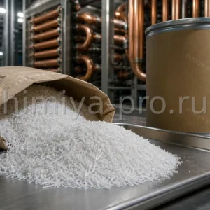 Белый игольчатый порошок бензотриазола BTA у мешков и барабанов на складе реагентов защиты меди в HVAC.