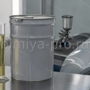 Светло-жёлтая жидкость полиизоцианата HDI у канистр и бочек в лаборатории полиуретановых лакокрасочных покрытий.