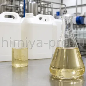 Прозрачный янтарный раствор кумолсульфоната натрия 40% у канистр HDPE на участке смешения жидких моющих средств.
