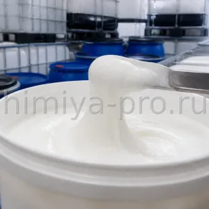 Белая паста лауретсульфата натрия SLES 70% в канистре на складе сырья для шампуней и моющих средств.