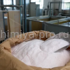 Кристаллический порошок резорцина в мешке на фоне корда и ванн RFL-пропитки в резинотехнической лаборатории.