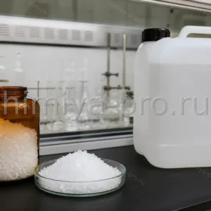 Бесцветные кристаллы трихлоруксусной кислоты в лабораторной таре: реагент для осаждения белков и дерматологии.