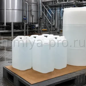 Бесцветный водный раствор уксусной кислоты 70% в HDPE-канистрах и бочке 200 л на складе для текстиля и водоподготовки.