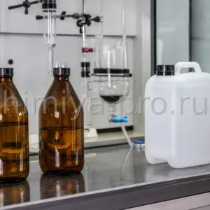 Химически чистая азотная кислота в стеклянных бутылях 2,5 л под вытяжкой для лабораторного синтеза нитратов