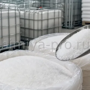 Белые кристаллы глицина аминоуксусной кислоты в полиэтиленовой таре на складе пищевых и кормовых добавок