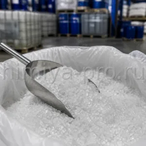 Белые кристаллы и гранулы неопентилгликоля в промышленных мешках на сухом складе диолов для ЛКМ