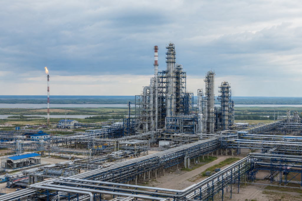 Площадка газохимического комплекса: колонны пиролиза, трубопроводные эстакады и факел на дальневосточном ландшафте