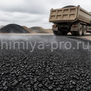 Чёрная зернистая асфальтобетонная смесь на дорожном полотне у самосвала, щебень и нефтяной битум
