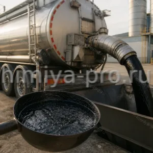 Чёрный вязкий нефтяной битум наливается из автоцистерны на асфальтовом заводе, дорожные марки БНД