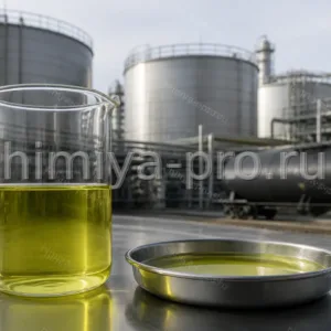 Жёлто-зелёный вакуумный газойль в лабораторном стакане на фоне резервуаров НПЗ и железнодорожной цистерны.