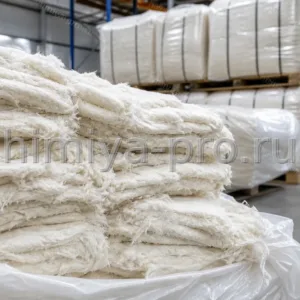 Белые волокнистые листы и кипы хлопковой целлюлозы на паллете склада, сырьё эфиров целлюлозы