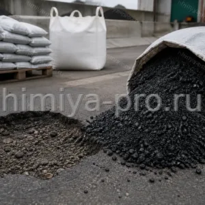 Чёрная зернистая холодная асфальтобетонная смесь у выбоины на дороге для ямочного ремонта