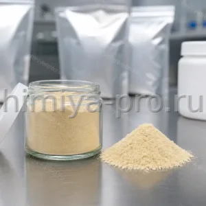 Кремовый порошок трансглютаминазы в стеклянной банке на лабораторном столе, ферментный реагент CAS 80146-85-6