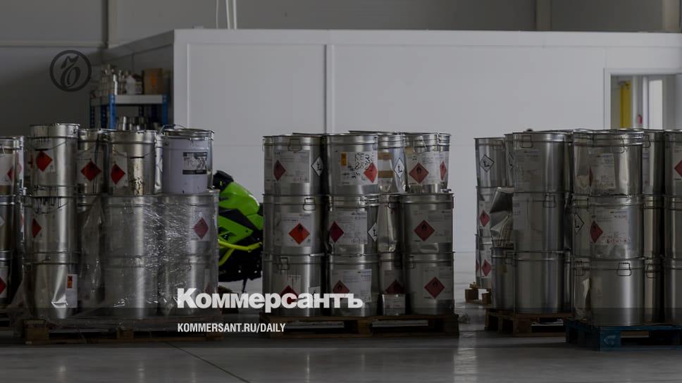 Цех завода промышленных лакокрасочных покрытий с ёмкостями и линией фасовки, вокруг которого идёт спор в арбитраже
